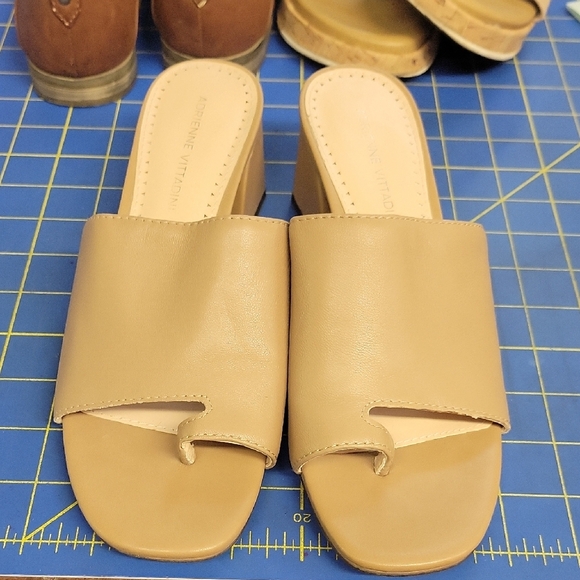 Adrienne Vittadini Tan Slide Fine Leather Upper Sandals 7M AV Asteroid - Picture 1 of 13